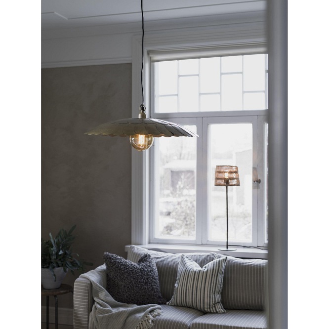 Płaska lampa wisząca mosiądz Petal 45cm w salonie
